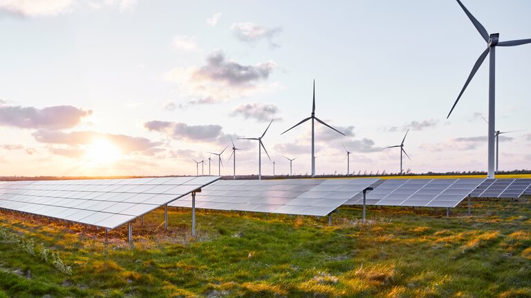 Instalación fotovoltaica y aerogeneradores para la generación de energía renovable